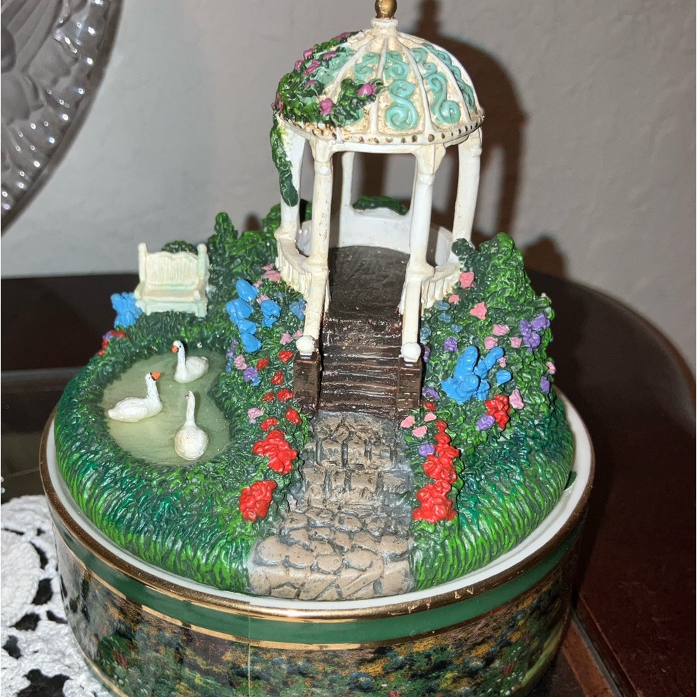 Thomas Kinkade Peaceful Moments Music Box - White and Black